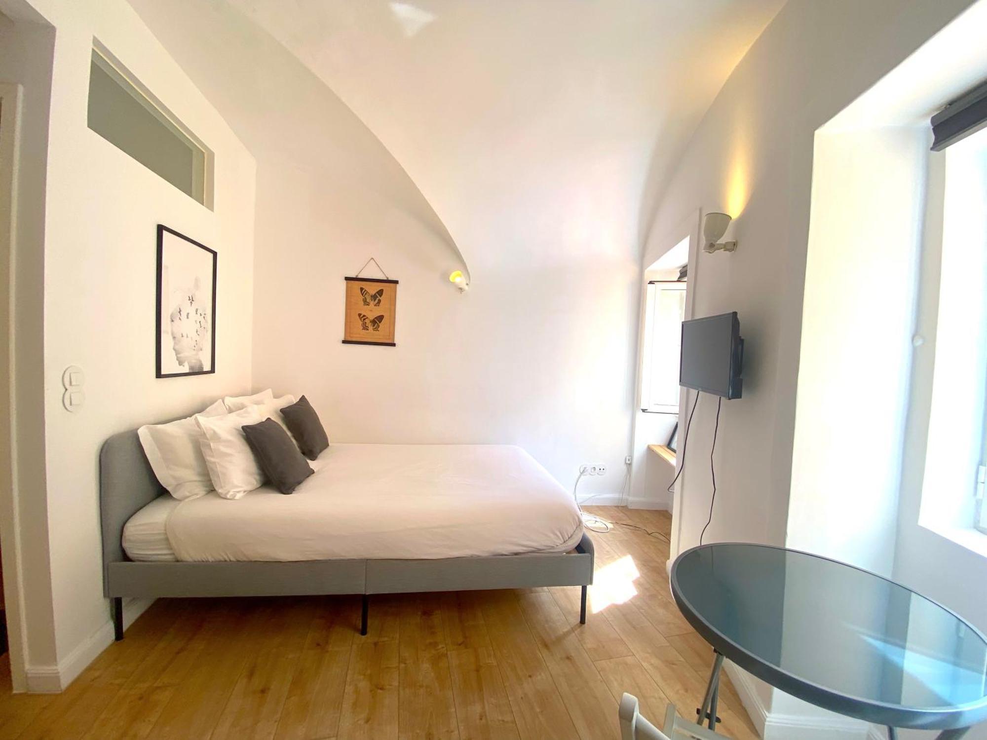 Cozy With Easy Access To Center Apartment